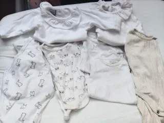 Bodies bebé cuello volantes blanco y beige