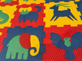 Alfombra bebé tipo puzzle diferentes texturas
