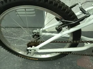 Bicicleta B'TWIN blanca y azul