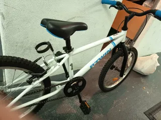 Bicicleta B'TWIN blanca y azul