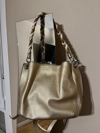 Bolso de hombro dorado trenzado