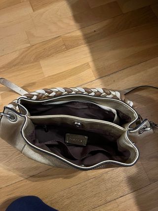 Bolso de hombro dorado trenzado
