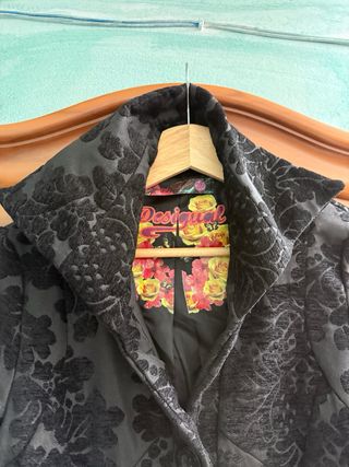 Abrigo Desigual Negro Brocado