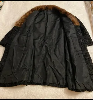 Abrigo negro 3/4 con cuello de pelo