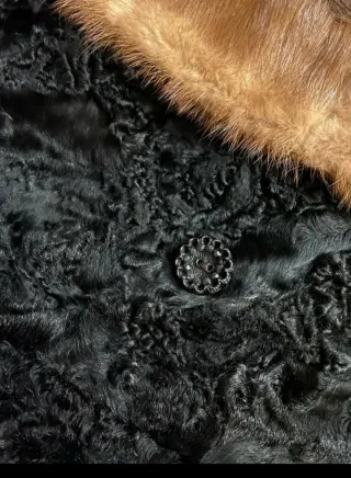 Abrigo negro 3/4 con cuello de pelo