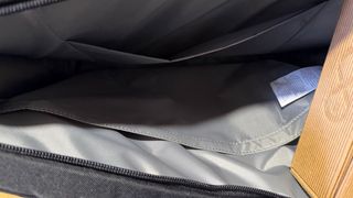 Funda portátil Amazon Basics negra