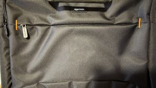 Funda portátil Amazon Basics negra