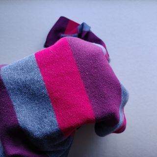 Camisola Gola Alta Riscas Cinza e Rosa