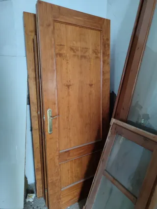 Puerta de madera maciza