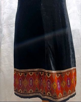 Vestido negro con estampado multicolor