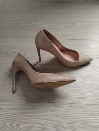 Zapatos de tacón Zara dorados talla 36