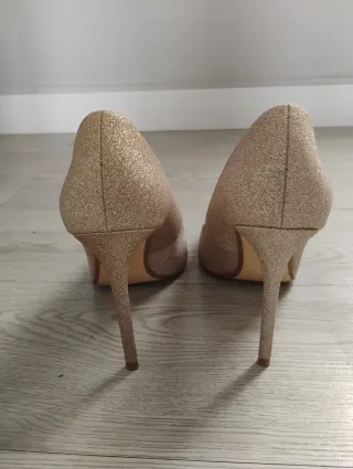 Zapatos de tacón Zara dorados talla 36