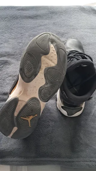 Zapatillas de Baloncesto Negras y Doradas