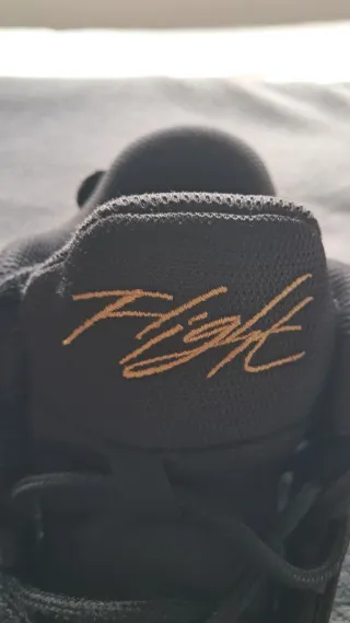 Zapatillas de Baloncesto Negras y Doradas