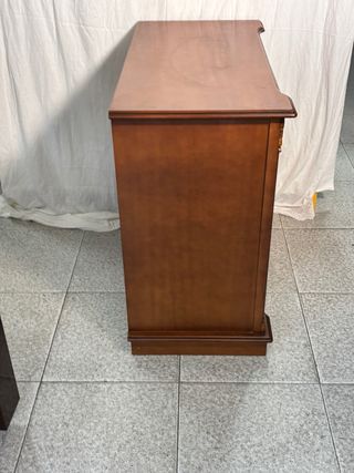 Mueble TV madera con cajones y puertas.