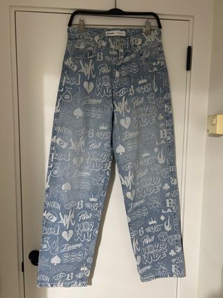 Pantalón vaquero estampado Bershka
