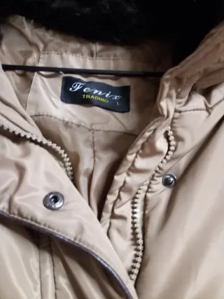 Parka con capucha y pelo