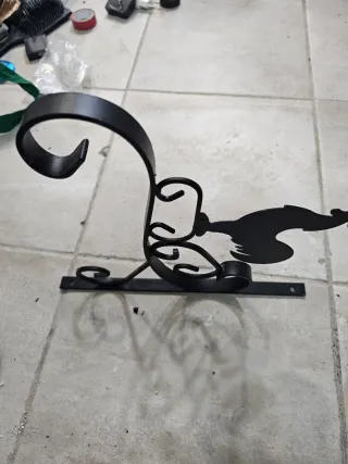 Colgador de pared con gallo decorativo