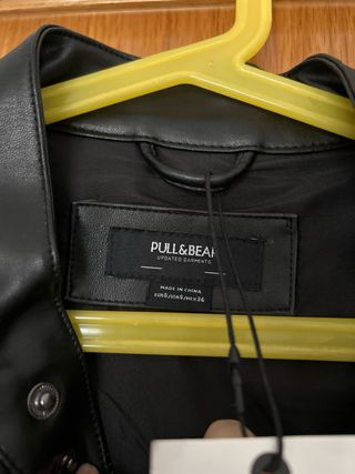Cazadora piel sintética Pull&Bear negra