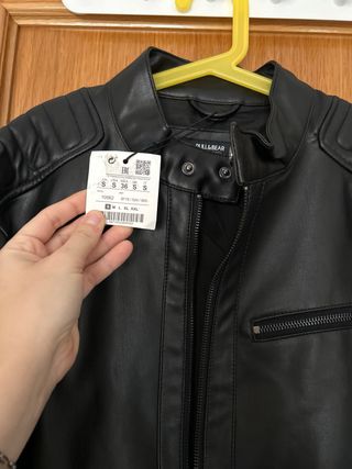 Cazadora piel sintética Pull&Bear negra