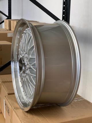 2+2 Llantas 8x18 y 9.5x18 5x120 et20 74.1 stilo RS