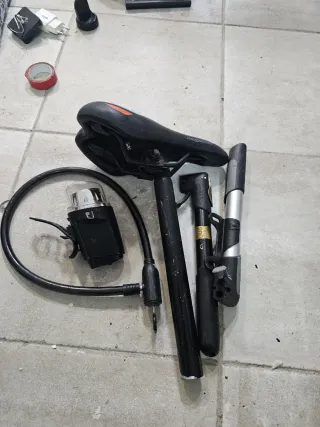 Lote Accesorios Bicicleta: Sillín, Bomba, Candado