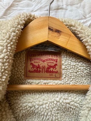 Chaqueta Levi's forrada de borrego. Mujer