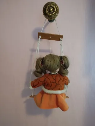 Bambola con carillon appesa