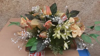 Centrotavola con fiori artificiali