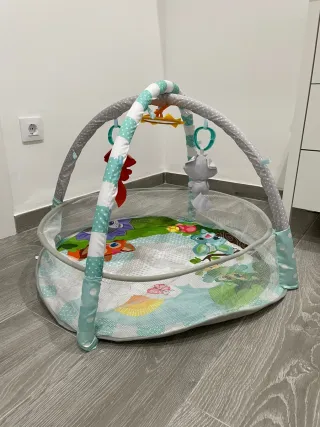 Gimnasio para bebé con arco y juguetes
