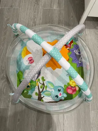 Gimnasio para bebé con arco y juguetes