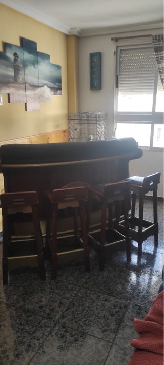 Barra de bar con 4 sillas