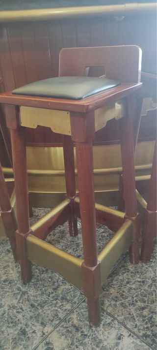 Barra de bar con 4 sillas