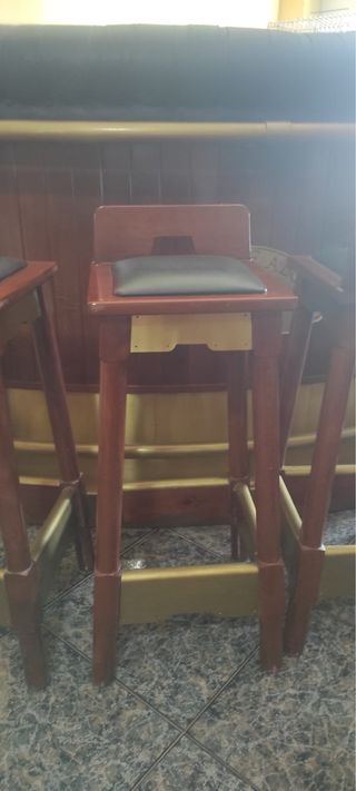 Barra de bar con 4 sillas