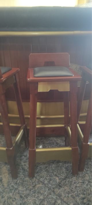 Barra de bar con 4 sillas