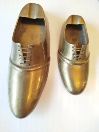 Zapatos de bronce decorativos