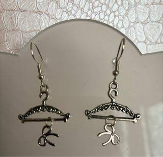 Pendientes percha y lazo plateados