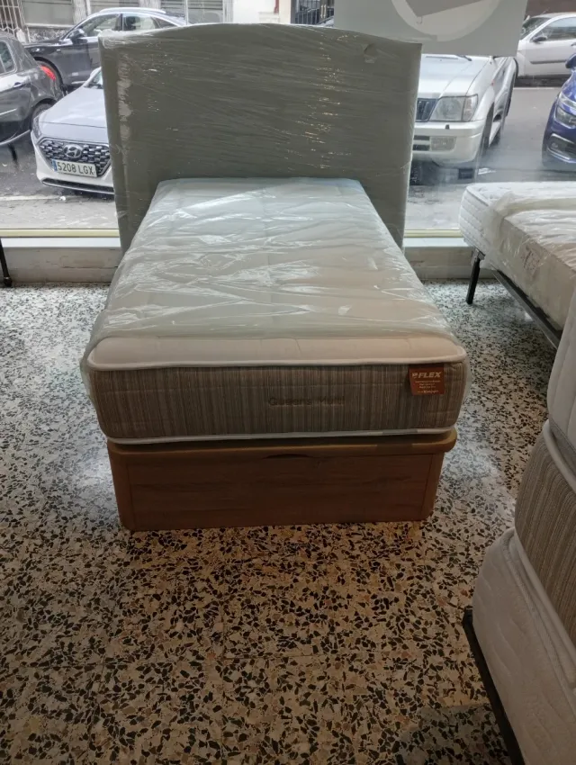 Colchón y canapé de madera y tela