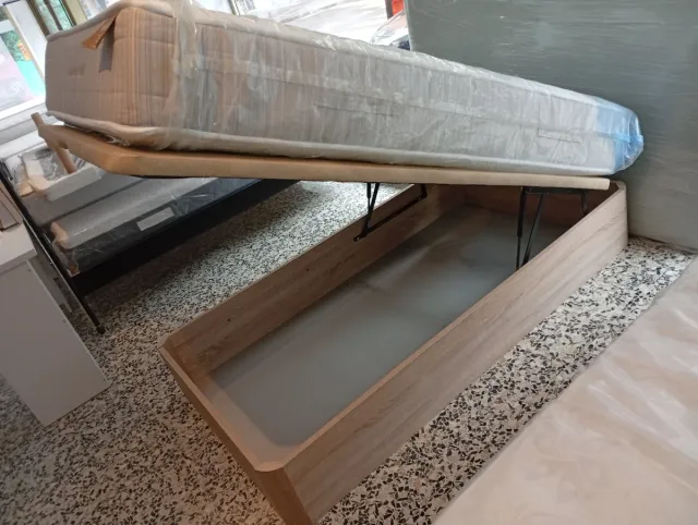 Colchón y canapé de madera y tela