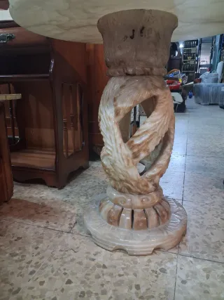 Pie de mesa de alabastro tallado