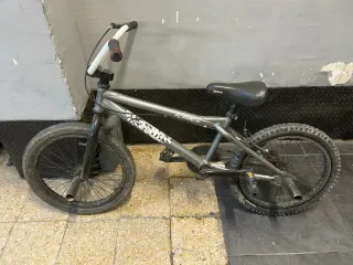 Bicicleta BMX plateada