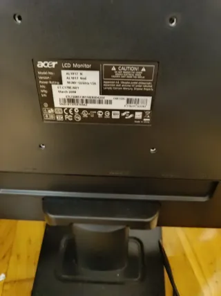 Monitor Acer y Teclado Logitech