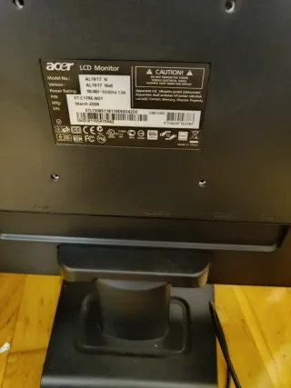 Monitor Acer y Teclado Logitech