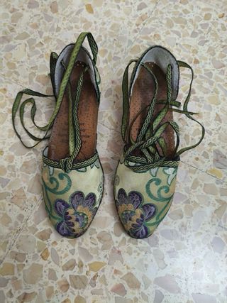 Precioso vestido de fallera verde con manteletas