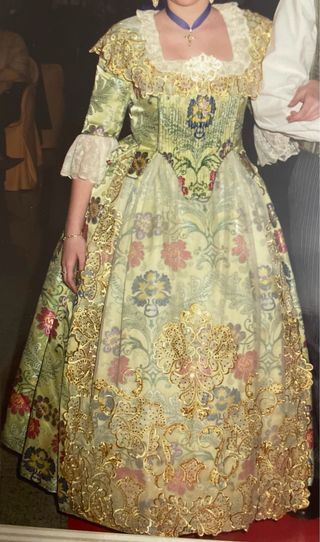 Precioso vestido de fallera verde con manteletas