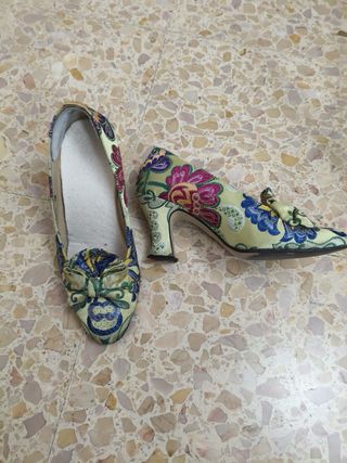 Precioso vestido de fallera verde con manteletas