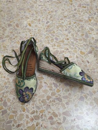 Precioso vestido de fallera verde con manteletas