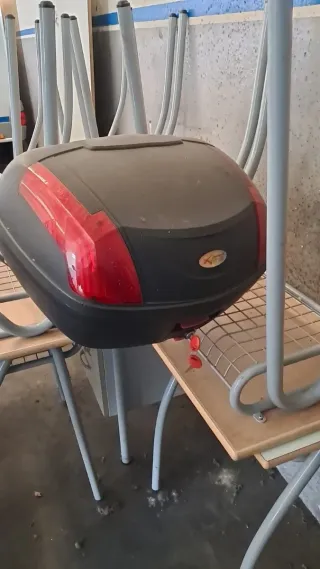 Maleta para moto negra con detalles rojos