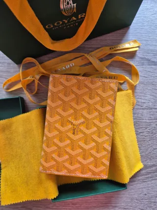 Goyard Cartera Pasaporte Goyardine Amarillo