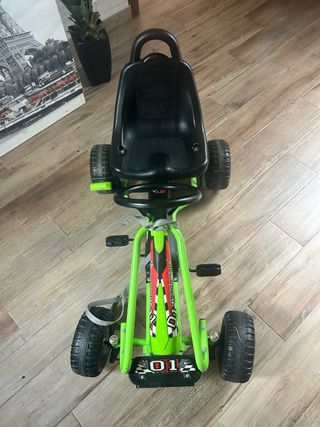Coche de pedales verde